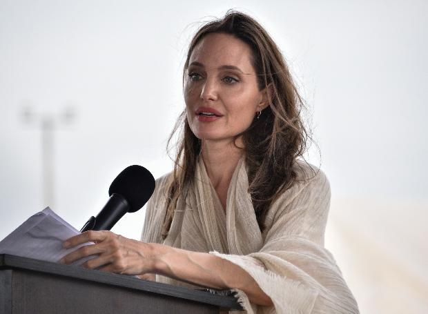 Очень похудела: Анджелина Джоли посетила лагерь беженцев в Венесуэле