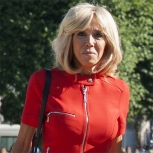 Lady in red: Брижит Макрон в алом платье Louis Vuitton