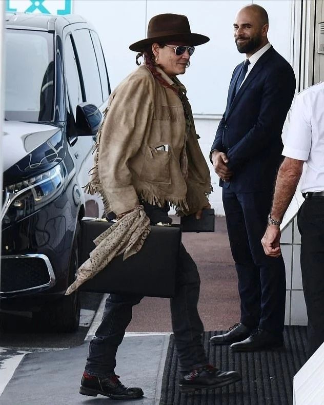 Джонни Депп был замечен в аэропорту Парижа с новой прической. Фото: @zkkomp фото № 2