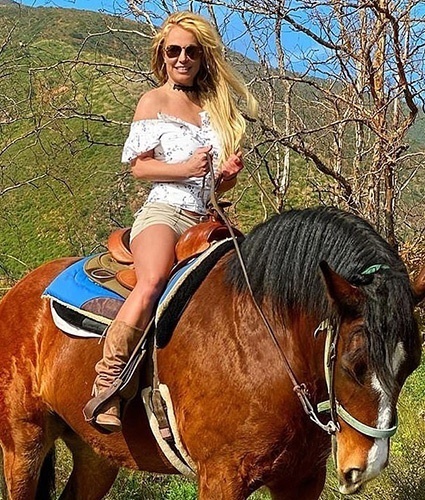 Снова на коне: Бритни Спирс прокатилась верхом с возлюбленным фото № 1