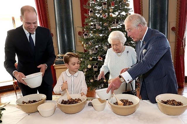 Семейная идиллия: принц Джордж готовит вместе с папой, дедушкой и королевой-прабабушкой фото № 1