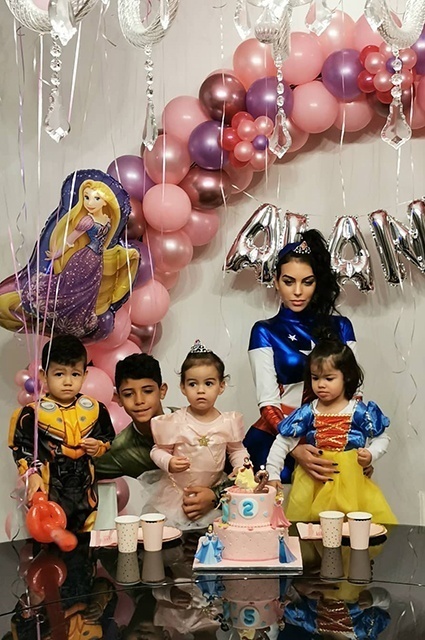 Криштиану Роналду и Джорджина Родригес устроили костюмированный праздник для дочери фото № 2
