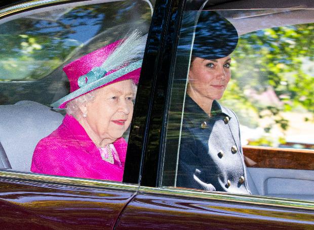 Кейт Миддлтон и принц Уильям сопроводили королеву Елизавету II на воскресную службу
