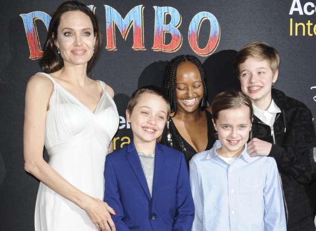 Анджелина Джоли вышла на красную дорожку вместе с детьми 