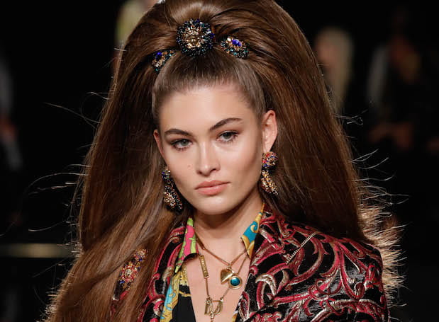 Косой пробор, золото и глосс: бьюти-образы на показе Versace pre-fall 2019