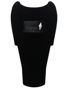 Маленькое черное платье из мягкого бархата с объемными рукавами фото № 8