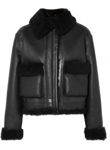 Черная укороченная куртка с отделкой из овчины фото № 2