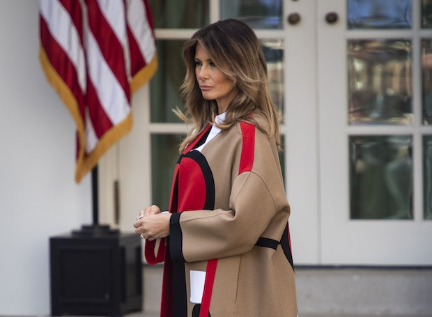 Супрематизм: Мелания Трамп в ярком пальто Dior