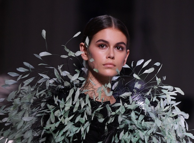 «Радикальное благородство»: как прошел показ кутюрной коллекции Givenchy 2020