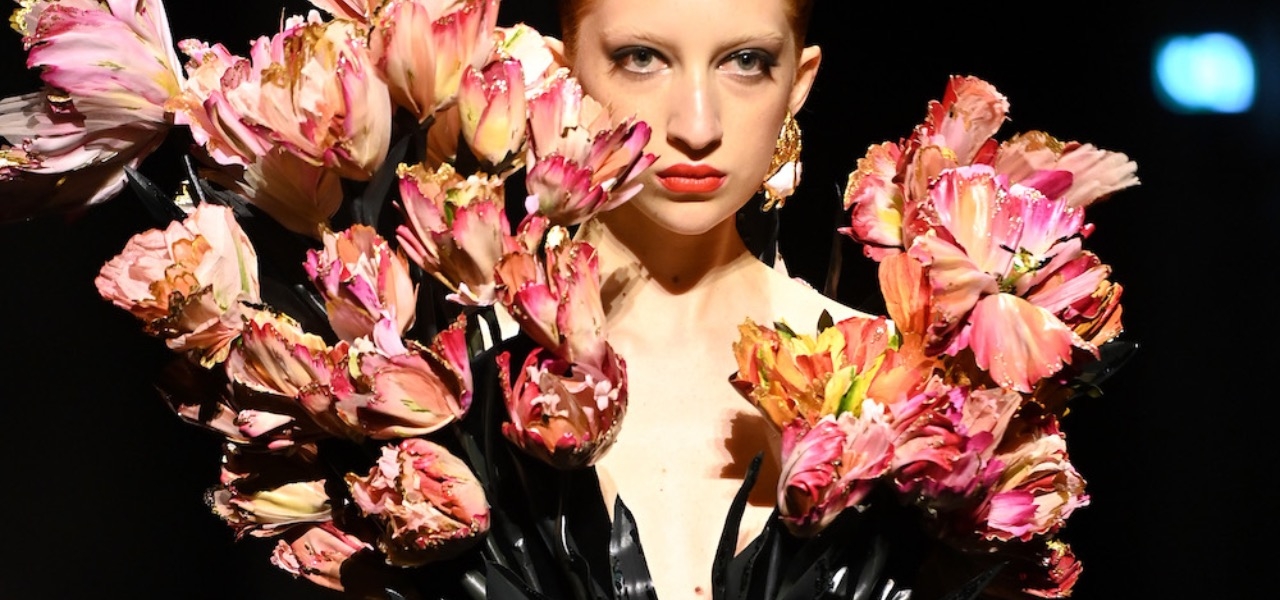 Райские птицы и цветы, выросшие из корсетов и шляп, на показе Schiaparelli Couture