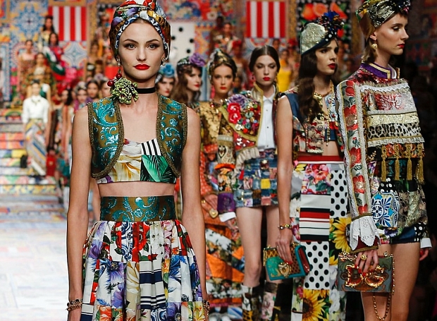 Неделя моды в Милане: буйство красок, яркие принты и пэчворк на показе Dolce & Gabbana весна-лето — 2021