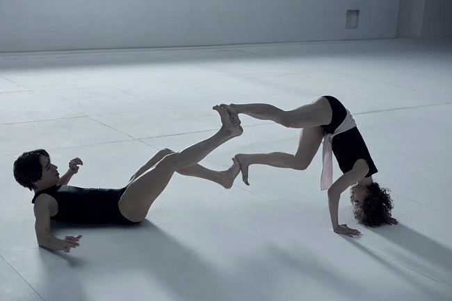 На Дамире Смаилове: боди, собственность героя; на Ангелине Федоровой: боди, собственность героини; водолазка, Fabiana Filippi фото № 14