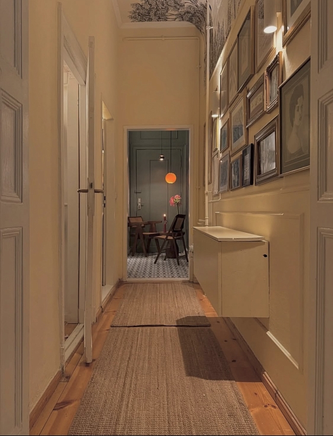 Настенные ковры, бахрома и винтажная мебель: тренды дизайна интерьера фото № 9