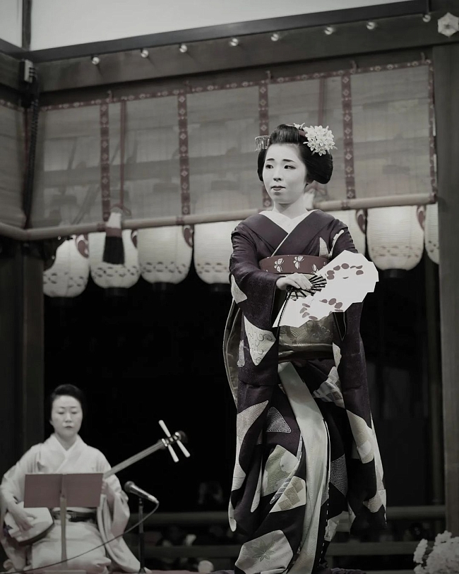 Кто такие гейши и чем они известны в японской культуре? Фото: @street.snap24 фото № 3