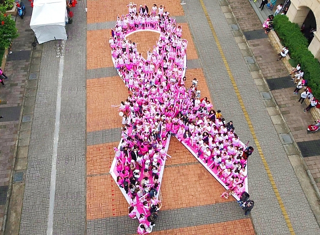 «Кампанию по борьбе с раком груди — Розовая ленточка» фото № 1