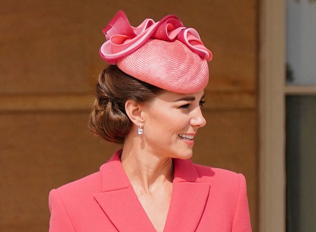 Как всегда безупречная Кейт Миддлтон в коралловом платье-пальто принимает гостей в саду Букингемского дворца 