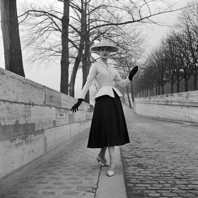 Костюм с жакетом Bar из коллекции Dior Haute Couture Spring-Summer 1947 фото № 1