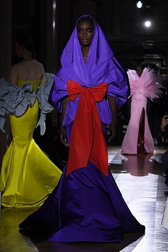 Платья мечты: как прошел показ Valentino Haute Couture весна-лето 2020 фото № 27