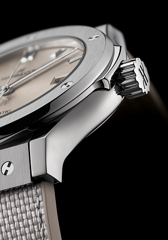 Серия Hublot Classic Fusion Essential меняет цвет на серо-бежевой фото № 3