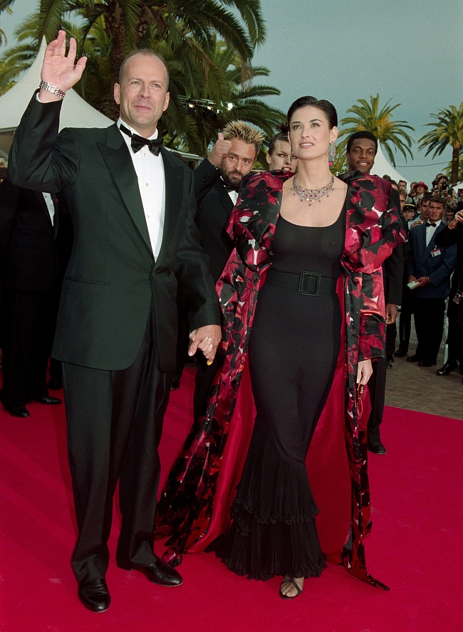Брюс Уиллис и Деми Мур на кинофестивале в Каннах, 1997 год фото № 2