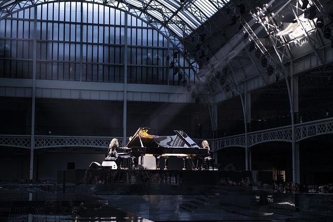 Пианистки Катя и Мариэль Лабек аккомпанировали шоу Burberry осень-зима 2020/21 фото № 1