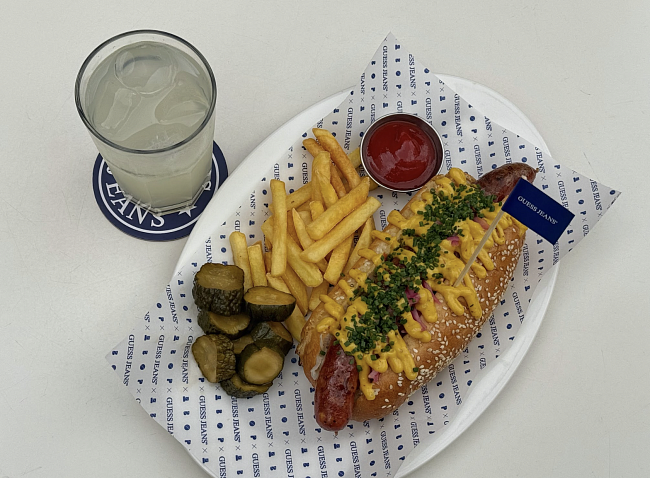 Гастро-неделя: GUESS JEANS x ДВОР, время персиков в Le Pigeon и обновленное барное меню Osteria Osso фото № 6