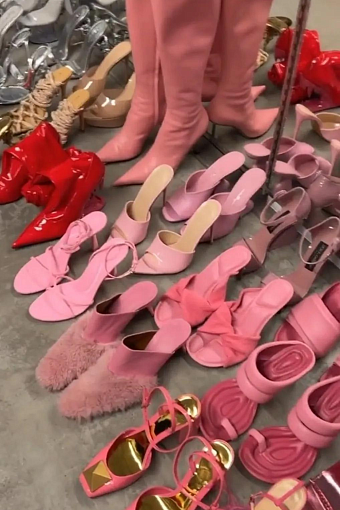 Коллекция обуви Кайли Дженнер, кадр из видео: @kyliejenner фото № 3