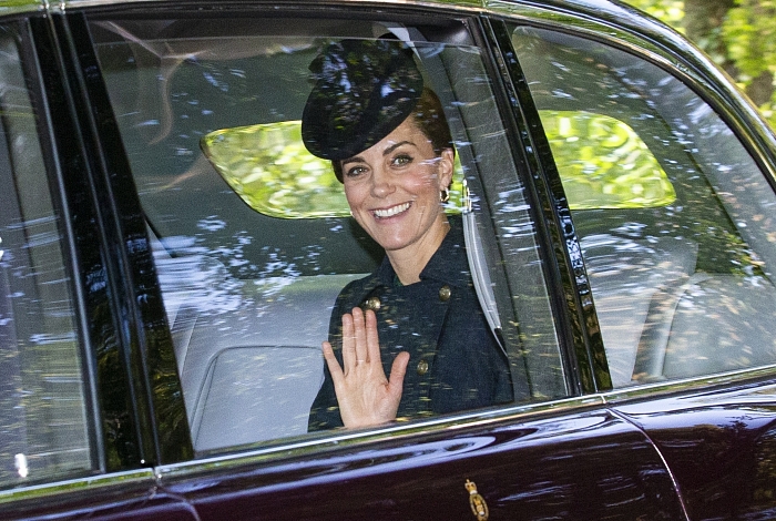 Кейт Миддлтон и принц Уильям сопроводили королеву Елизавету II на воскресную службу фото № 2
