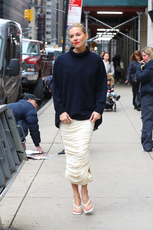 Сиенна Миллер в платье Khaite в Нью-Йорке, апрель 2022 года фото № 1