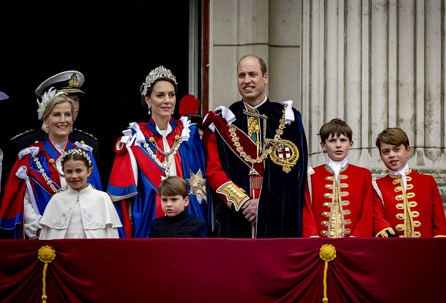 Принц и принцесса Уэльские на балконе в окружении детей и близких родственников фото № 3