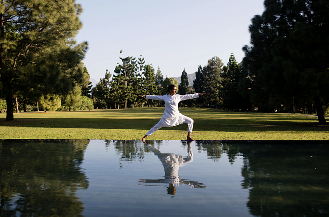 Дайджест путешествий: открытие Tivoli LA VIE Muscat Hotel & Residences, майские праздники в The Ritz-Carlton Maldives, Fari Islands и коллаборация Ikos x MINI фото № 6