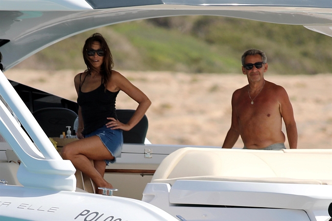 Карла Бруни и Николя Саркози на отдыхе, июль 2022 года фото № 3