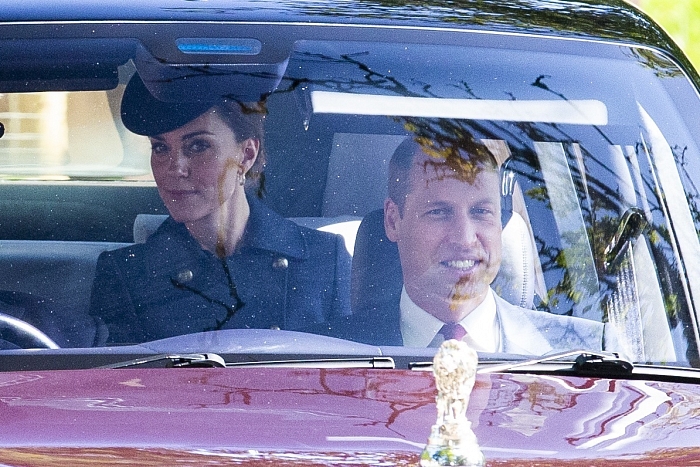 Кейт Миддлтон и принц Уильям сопроводили королеву Елизавету II на воскресную службу фото № 3
