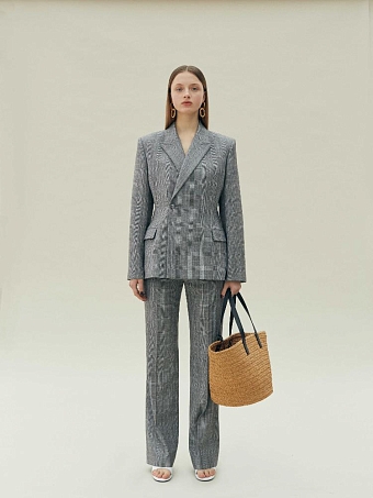 Жакет Balenciaga, бра Versace, брюки Balenciaga, сумка Saint Laurent, босоножки Balenciaga фото № 11