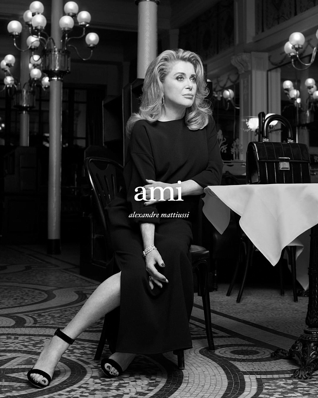 Катрин Денев в рекламной кампании сумки  Le Déjà-Vu бренда AMI Paris фото № 2