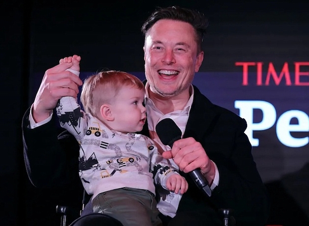 «Человек года — 2021» Илон Маск прибыл за почетной наградой вместе с младшим сыном X Æ A-12