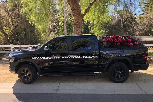 Канье Уэст отправил Ким Кардашьян грузовик с розами на День святого Валентина фото № 2