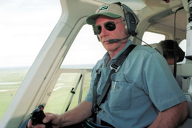Харрисон Форд управляет вертолетом, 2001 фото № 6
