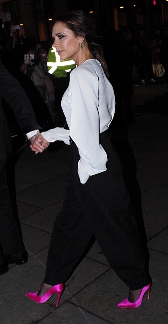 Виктория Бекхэм в модной блузке с пышными рукавами и ярких туфлях на гала-ужине в Лондоне фото № 2