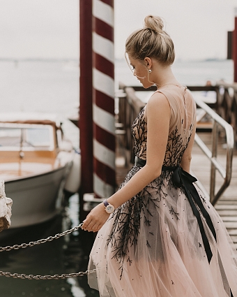 Платье и туфли Yanina Couture, часы Jaeger-leCoultre Rendez-vous Sonatina фото № 8