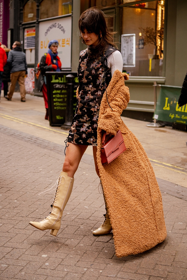 Стритстайл на Неделе моды в Лондоне сезона осень-зима 2022/23 фото № 20