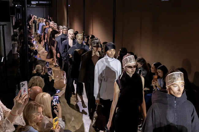 Контраст фактур, элементы викторианской эпохи и эстетика 80-х: чем еще поразили дизайнеры на Московской неделе моды фото № 1