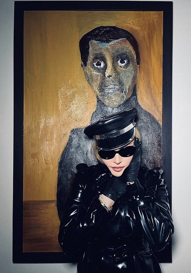 Мадонна на фоне работы сына Рокко фото № 6