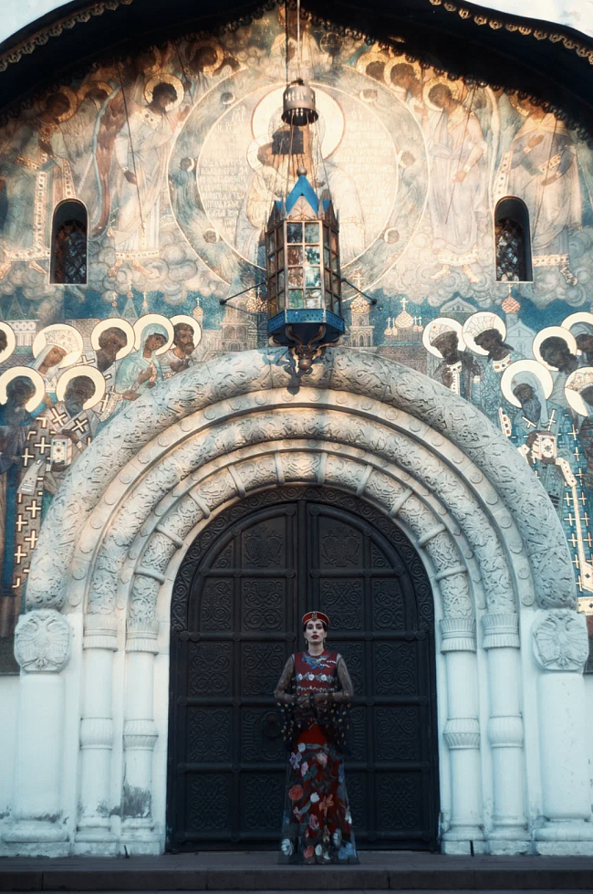 Платье, накидка, вуаль, все — Let's Dress Boutique; тиара Crown, серьи Eagles, все — Russkaya Skazka фото № 3