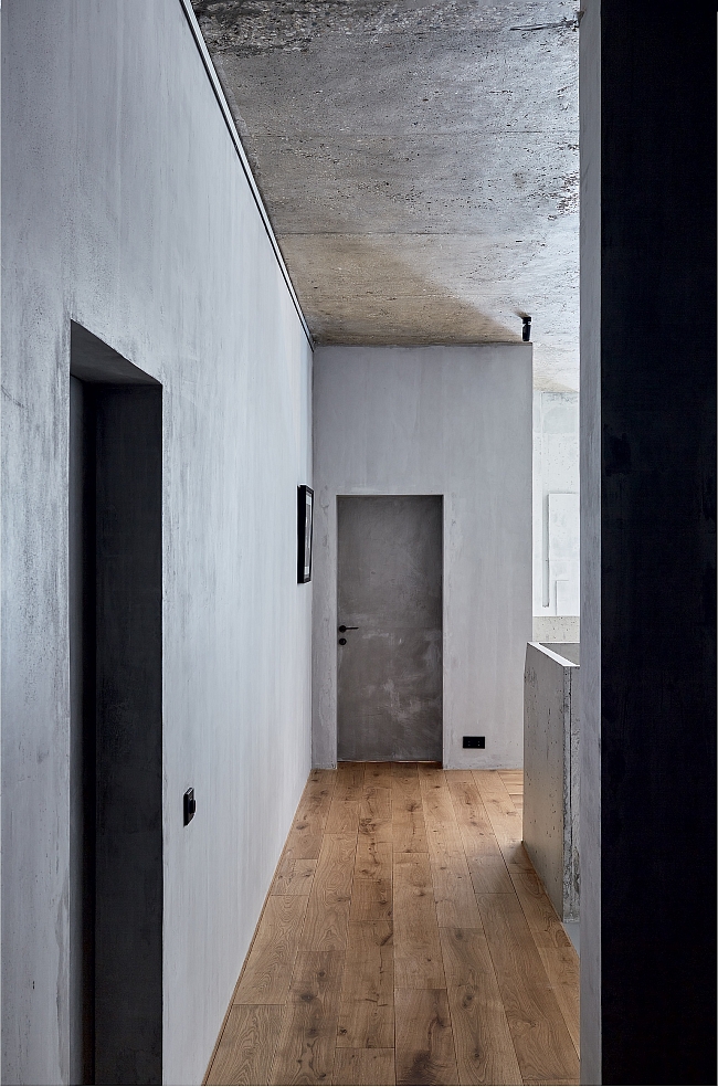 Стены, камин и лестница в доме выполнены из холодного серого бетона, а за «тепло» отвечает дубовый паркет фото № 4