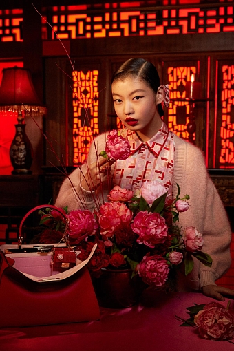 Fashion-дайджест: коллекции Prada, Fendi и Michael Kors к китайскому Новому году, распродажа в Галереях «Времена года» и другие новости фото № 4