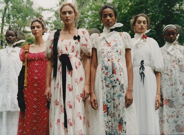 Неделя моды в Лондоне: пышные рукава, цветы и банты в новой коллекции Erdem