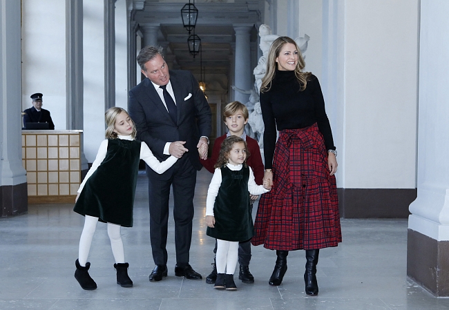 Шведская принцесса Мадлен, ее муж Крис О'Нил и дети — принцесса Леонора, принцесса Адриенна и принц Николас — в Королевском дворце в Стокгольме, декабрь 2021 года фото № 1