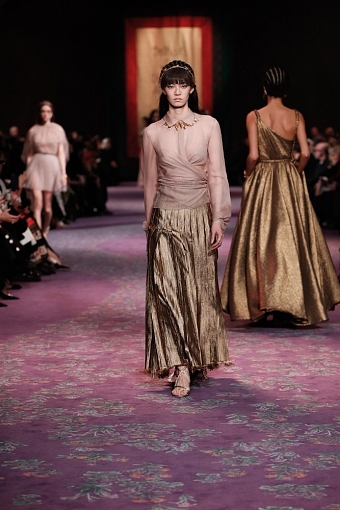 «Что если бы женщины правили миром»: коллекция Christian Dior Haute Couture весна-лето 2020 фото № 18