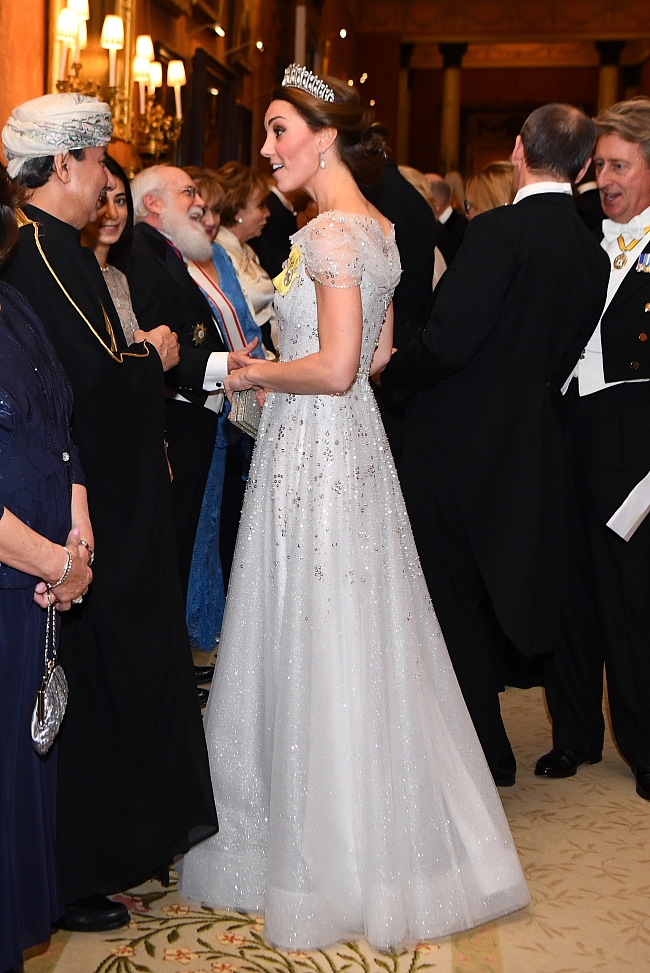 Просто принцесса: роскошная Кейт Миддлтон на приеме в Букингемском дворце фото № 2